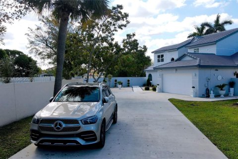 Villa ou maison à vendre à Hialeah, Floride: 3 chambres, 242.29 m2 № 2023765 - photo 6