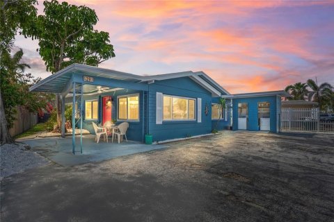 Propiedad comercial en venta en Treasure Island, Florida, 2 dormitorios, 159.23 m2 № 1906693 - foto 1