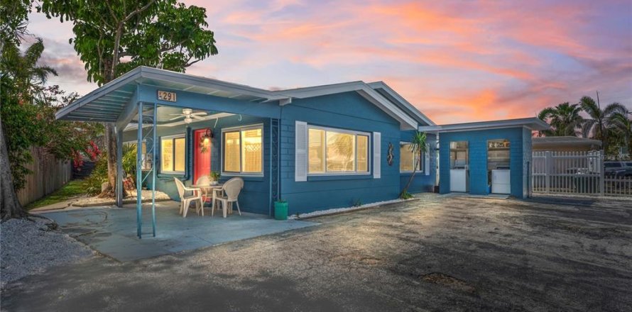 Propiedad comercial en Treasure Island, Florida 2 dormitorios, 159.23 m2 № 1906693