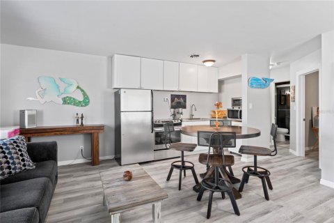 Propiedad comercial en venta en Treasure Island, Florida, 2 dormitorios, 159.23 m2 № 1906693 - foto 17