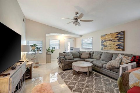 Duplex in Tampa, Florida 11 bedrooms, 307.41 sq.m. № 1549096 - photo 28