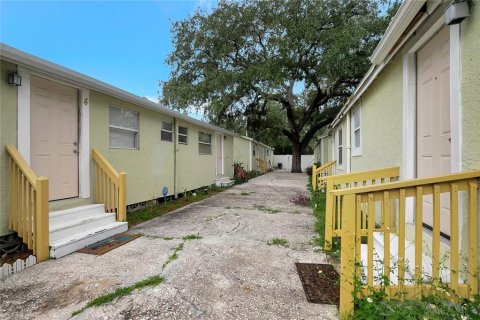 Duplex in Tampa, Florida 11 bedrooms, 307.41 sq.m. № 1549096 - photo 2