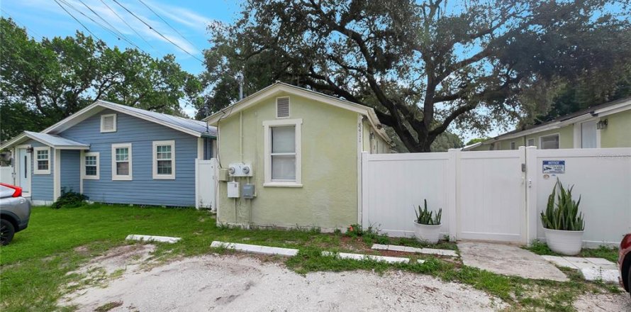 Duplex in Tampa, Florida 11 bedrooms, 307.41 sq.m. № 1549096