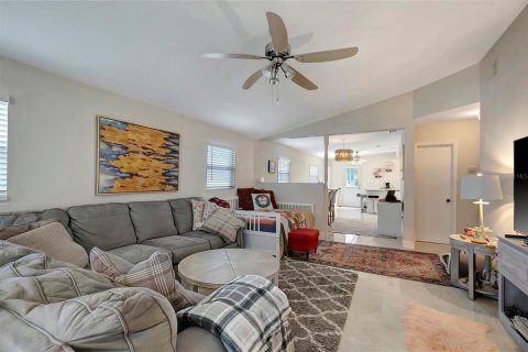 Duplex in Tampa, Florida 11 bedrooms, 307.41 sq.m. № 1549096 - photo 5