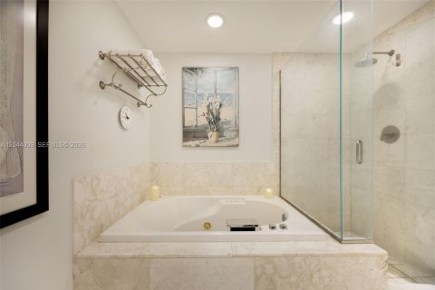 Condo in Miami, Florida, 1 bedroom № 2252391 - photo 11