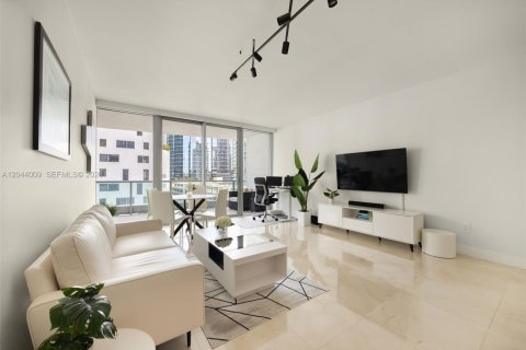 Condo in Miami, Florida, 1 bedroom № 2252391 - photo 2
