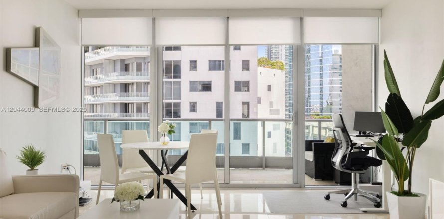 Condo in Miami, Florida, 1 bedroom № 2252391