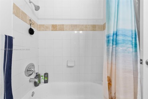 Condo in Miami, Florida, 1 bedroom  № 2018852 - photo 18