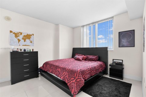 Condo in Miami, Florida, 1 bedroom  № 2018852 - photo 14