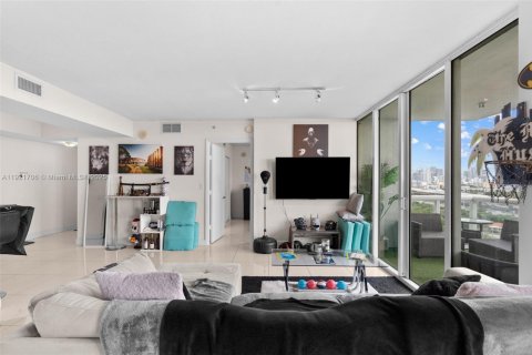 Condo in Miami, Florida, 1 bedroom  № 2018852 - photo 4