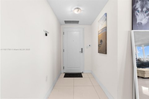 Condo in Miami, Florida, 1 bedroom  № 2018852 - photo 5