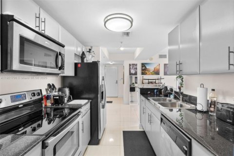 Condo in Miami, Florida, 1 bedroom  № 2018852 - photo 12