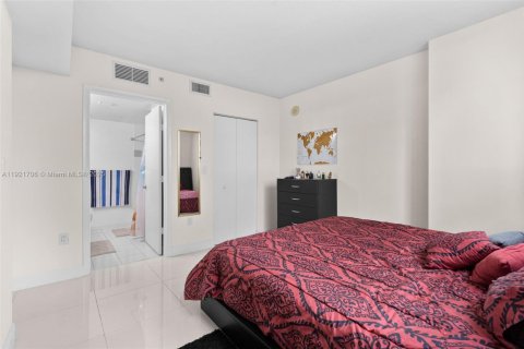 Condo in Miami, Florida, 1 bedroom  № 2018852 - photo 16