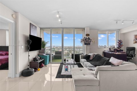 Condo in Miami, Florida, 1 bedroom  № 2018852 - photo 3