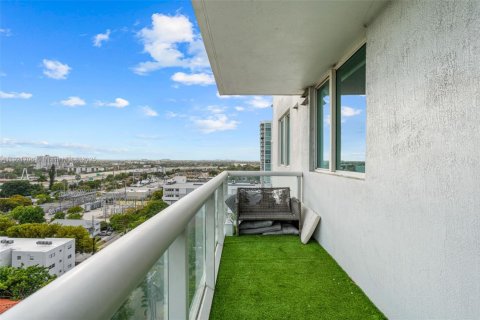 Condo in Miami, Florida, 1 bedroom  № 2018852 - photo 24