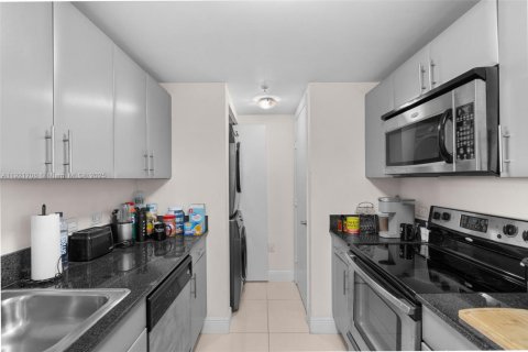 Condo in Miami, Florida, 1 bedroom  № 2018852 - photo 10