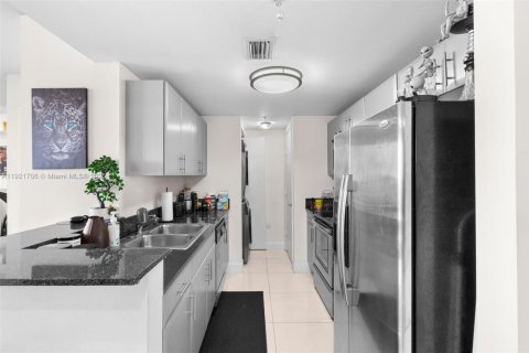 Condo in Miami, Florida, 1 bedroom  № 2018852 - photo 9