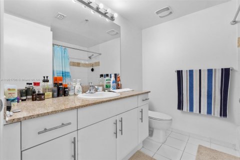 Condo in Miami, Florida, 1 bedroom  № 2018852 - photo 17