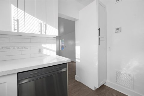 Villa ou maison à louer à Hollywood, Floride: 3 chambres, 133.31 m2 № 1995868 - photo 8