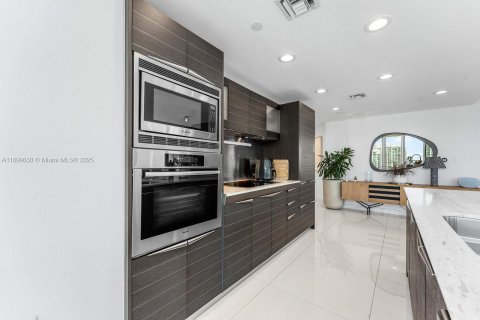 Condo in Miami, Florida, 2 bedrooms  № 1953129 - photo 12