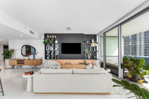 Condo in Miami, Florida, 2 bedrooms  № 1953129 - photo 2