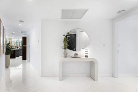 Condo in Miami, Florida, 2 bedrooms  № 1953129 - photo 7