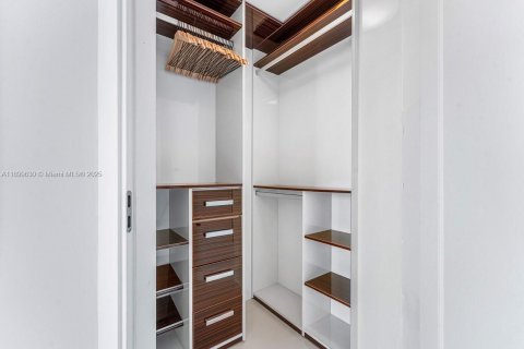 Condo in Miami, Florida, 2 bedrooms  № 1953129 - photo 24