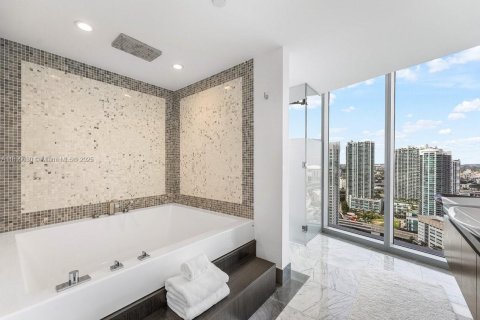 Condo in Miami, Florida, 2 bedrooms  № 1953129 - photo 21
