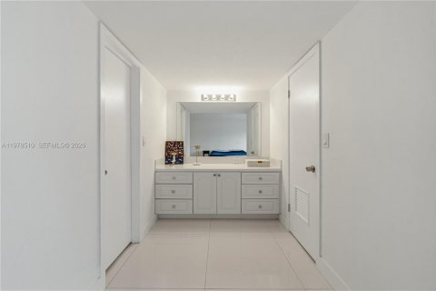 Condo in Miami, Florida, 3 bedrooms  № 2044425 - photo 19