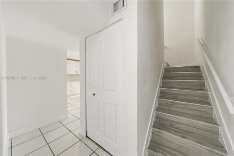 Condo in Miami, Florida, 3 bedrooms  № 2044425 - photo 12
