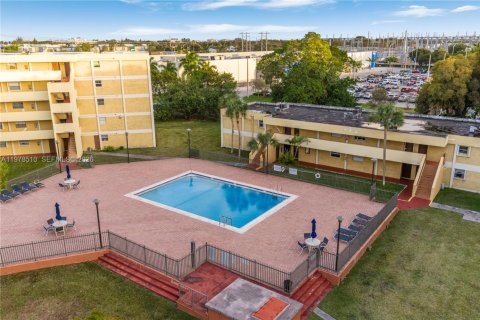 Condo in Miami, Florida, 3 bedrooms  № 2044425 - photo 23