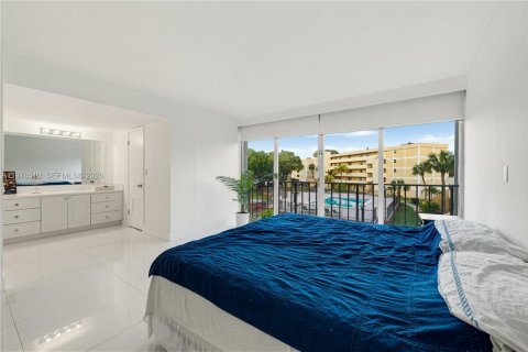 Condo in Miami, Florida, 3 bedrooms  № 2044425 - photo 18