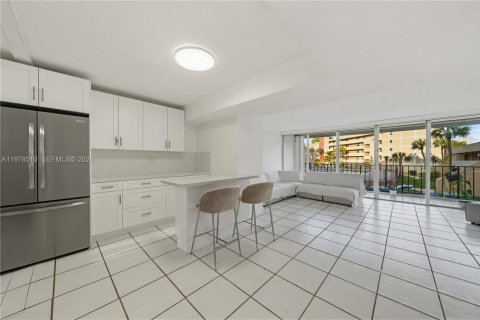 Condo in Miami, Florida, 3 bedrooms  № 2044425