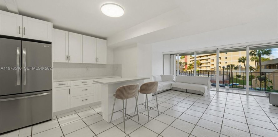 Condo in Miami, Florida, 3 bedrooms  № 2044425