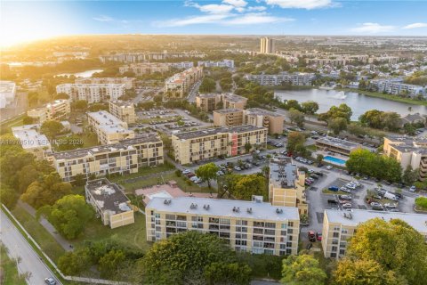 Condo in Miami, Florida, 3 bedrooms  № 2044425 - photo 25