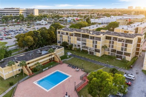 Condo in Miami, Florida, 3 bedrooms  № 2044425 - photo 27