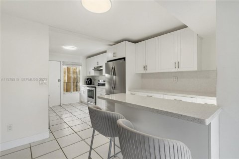 Condo in Miami, Florida, 3 bedrooms  № 2044425 - photo 2