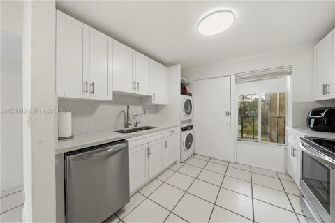 Condo in Miami, Florida, 3 bedrooms  № 2044425 - photo 11