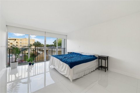 Condo in Miami, Florida, 3 bedrooms  № 2044425 - photo 17