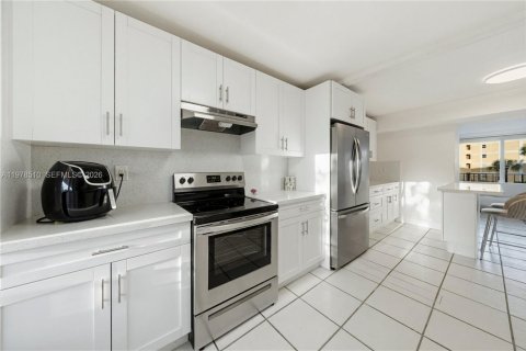Condo in Miami, Florida, 3 bedrooms  № 2044425 - photo 3