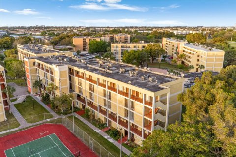 Condo in Miami, Florida, 3 bedrooms  № 2044425 - photo 28