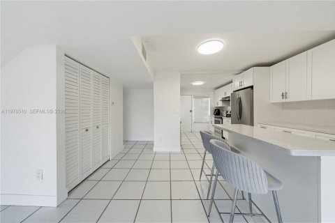 Condo in Miami, Florida, 3 bedrooms  № 2044425 - photo 9