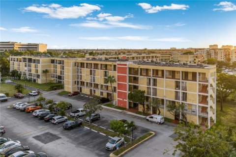 Condo in Miami, Florida, 3 bedrooms  № 2044425 - photo 22