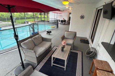 House in Coral Springs, Florida 4 bedrooms, 207.17 sq.m. № 1969065 - photo 23