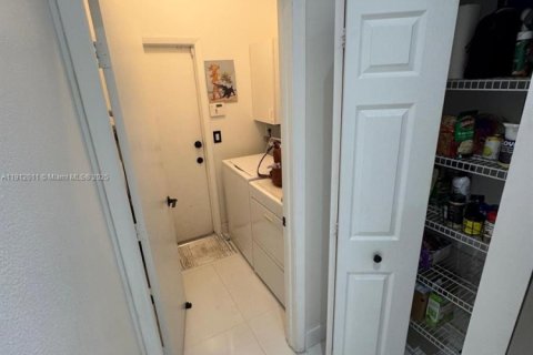 House in Coral Springs, Florida 4 bedrooms, 207.17 sq.m. № 1969065 - photo 18