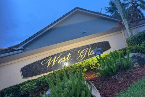 House in Coral Springs, Florida 4 bedrooms, 207.17 sq.m. № 1969065 - photo 6