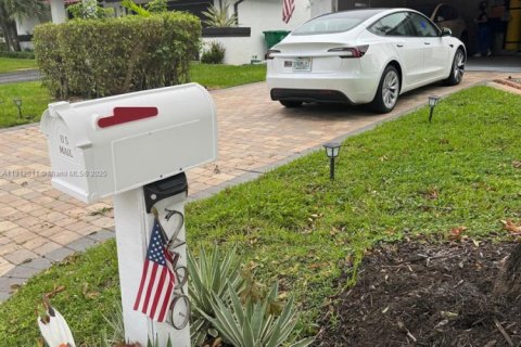 House in Coral Springs, Florida 4 bedrooms, 207.17 sq.m. № 1969065 - photo 5