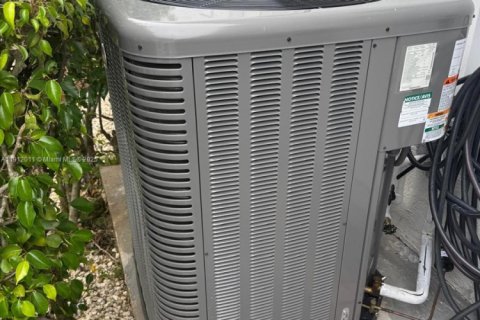 House in Coral Springs, Florida 4 bedrooms, 207.17 sq.m. № 1969065 - photo 21