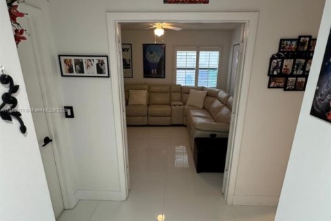 House in Coral Springs, Florida 4 bedrooms, 207.17 sq.m. № 1969065 - photo 12