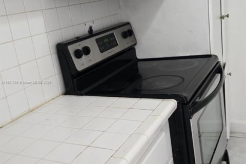 Condominio en venta en North Miami, Florida, 1 dormitorio, 100.33 m2 № 1974228 - foto 10